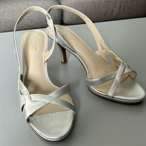 Lovely gently worn Silver gray Naturalizer comfort pumps..